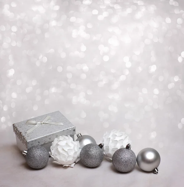 Palline di Natale e confezione regalo — Foto Stock