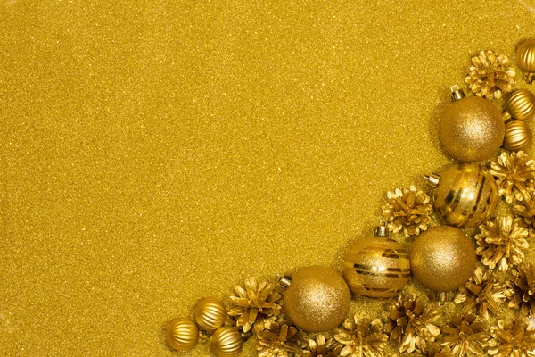 Natale oro sfondo con oro palle di Natale — Foto Stock