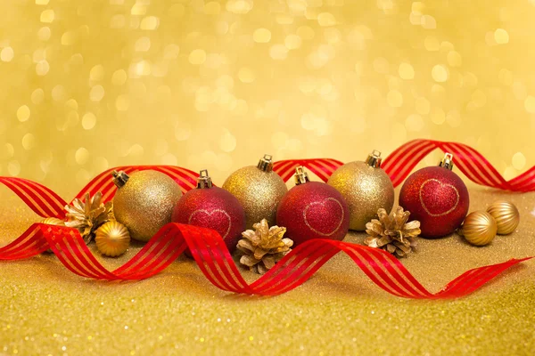 Bellissimo ornamento natalizio con palline di Natale rosse e oro — Foto Stock