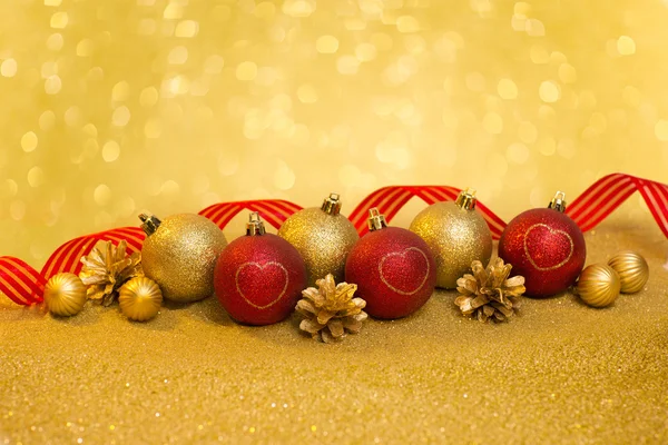 Ornamento natalizio con palline di Natale rosse e dorate — Foto Stock