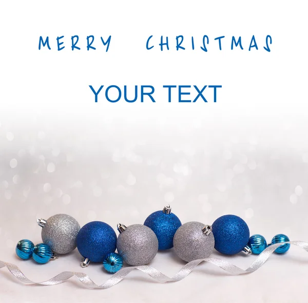 クリスマスと新年あけましておめでとうございますカード青と銀のボールを — ストック写真