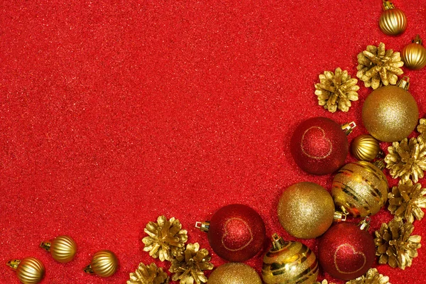 Boże Narodzenie tło uroczysty z czerwonymi i złotymi kulkami i co sosna — Zdjęcie stockowe