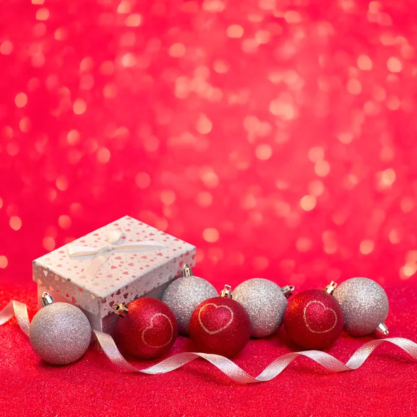 Kırmızı ve gümüş top ile neşeli Noel ve mutlu yeni yıl kartı — Stok fotoğraf