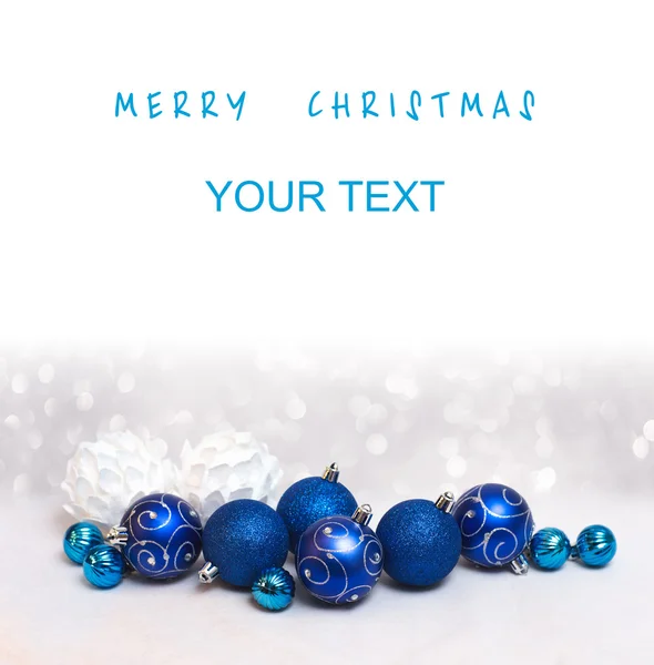 Hyvää joulukorttia sinisillä palloilla ja ilmainen paikka t — kuvapankkivalokuva