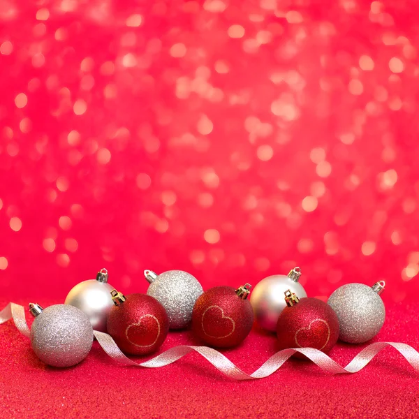 Mutlu yeni yıl kartı kırmızı ve gümüş top ve ücretsiz yer f — Stok fotoğraf