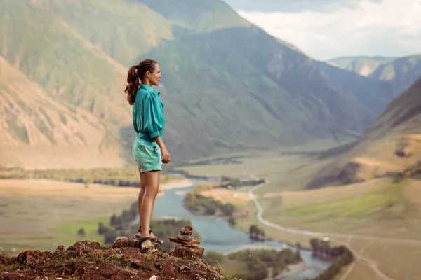 Woman hiker standing on top of the mountain — Stock Photo, Image