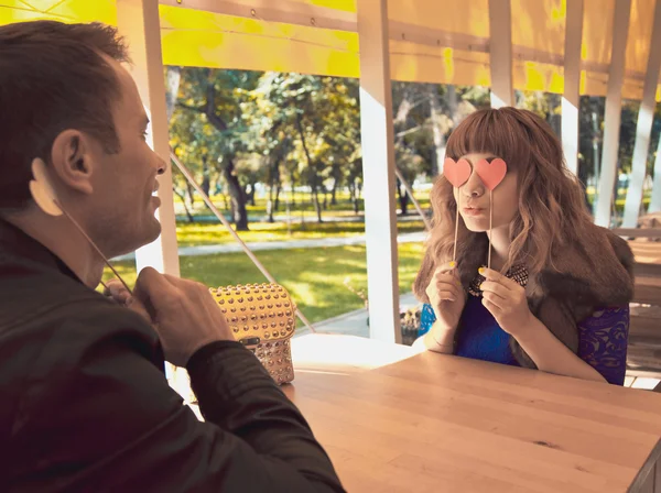 Pareja cariñosa - Dos amantes sentados en un restaurante en un parque —  Fotos de Stock