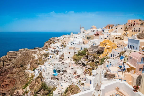 Foto panorámica de casas y villas en el pueblo de Oia en Santorini — Foto de Stock