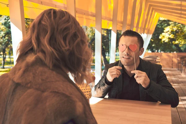 Pareja cariñosa con corazón rojo - Concepto de San Valentín —  Fotos de Stock