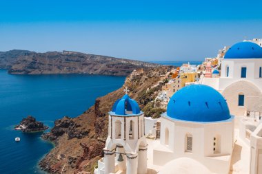 Mavi kubbeler ve Oi evlerin geleneksel badanalı chuches