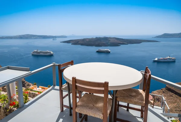 Vista al mar y al volcán desde el restaurante de la isla de Santorini — Foto de Stock