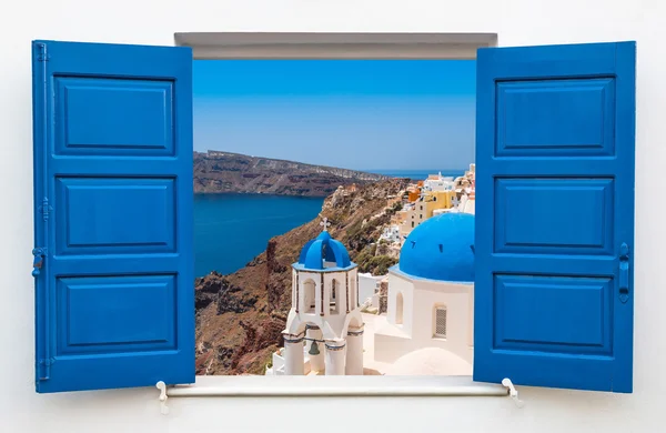 Ventana con vista a la caldera y la iglesia con cúpulas azules, Oia, es — Foto de Stock