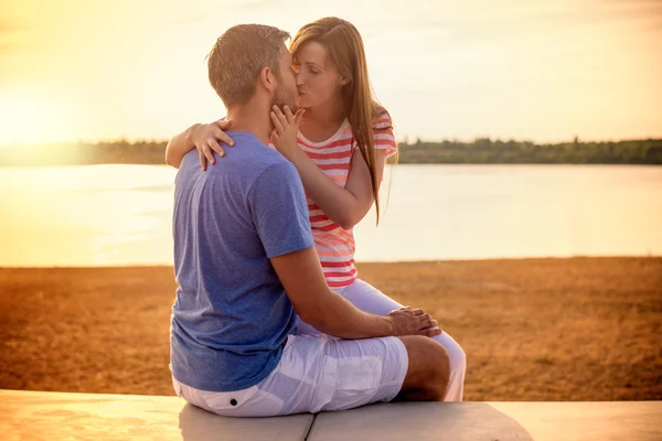 Coastline couple kissing — Stock Photo, Image