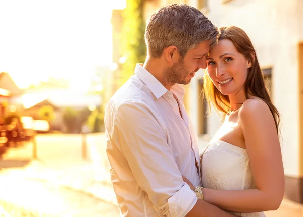 Flirten Valentijn koppel op vakantie — Stockfoto