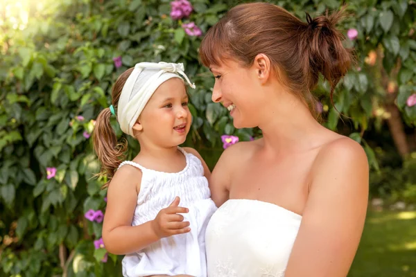 Mutter erklärt Kind Blumen — Stockfoto