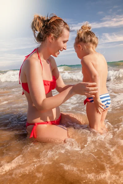 Jugando en el agua con la niña — Foto de Stock