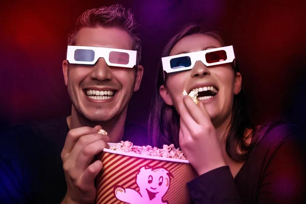 Unterhaltsames Kino mit Popcorn — Stockfoto