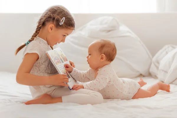 Show book to sister — Stock Photo, Image