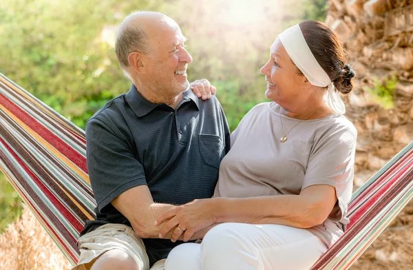 Sitter i trädgården — Stockfoto