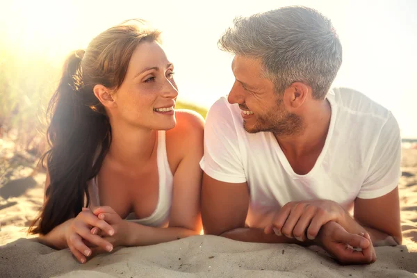 Casal iluminado pelo sol após esportes — Fotografia de Stock