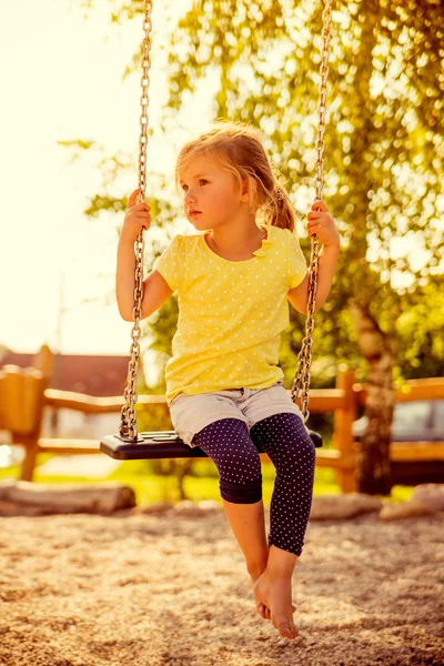 Sommermädchen draußen — Stockfoto