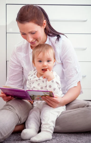 Reading — Stock Photo, Image