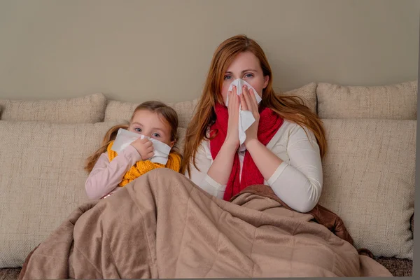 Семейный сезон гриппа дома — стоковое фото