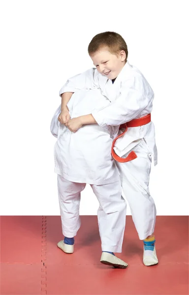 Fröhliche Sportler trainieren Techniken des Judo — Stockfoto