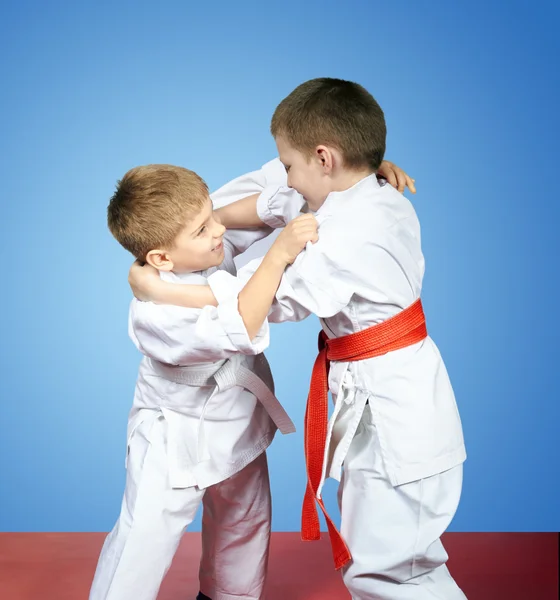 Auf blauem Hintergrund trainieren Sportler Judo-Techniken — Stockfoto