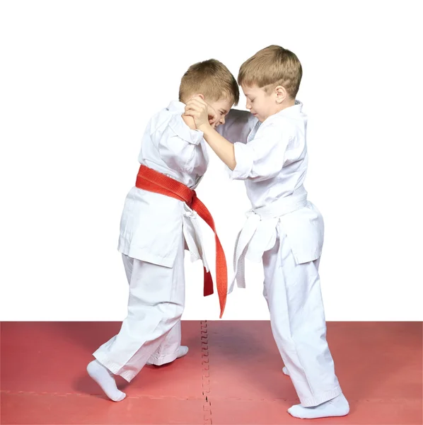 Judo sparring are training young children — Stock Photo, Image