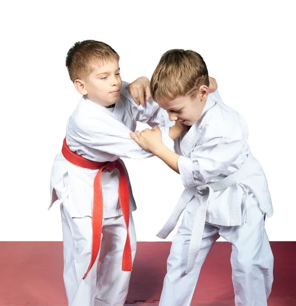 Cattura di karategi stanno facendo bambini piccoli — Foto Stock