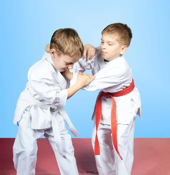 Nei karategi i bambini piccoli allenano le tecniche del judo — Foto Stock