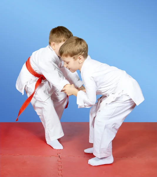 Na rohože jsou sportovci trénink techniky judo — Stock fotografie