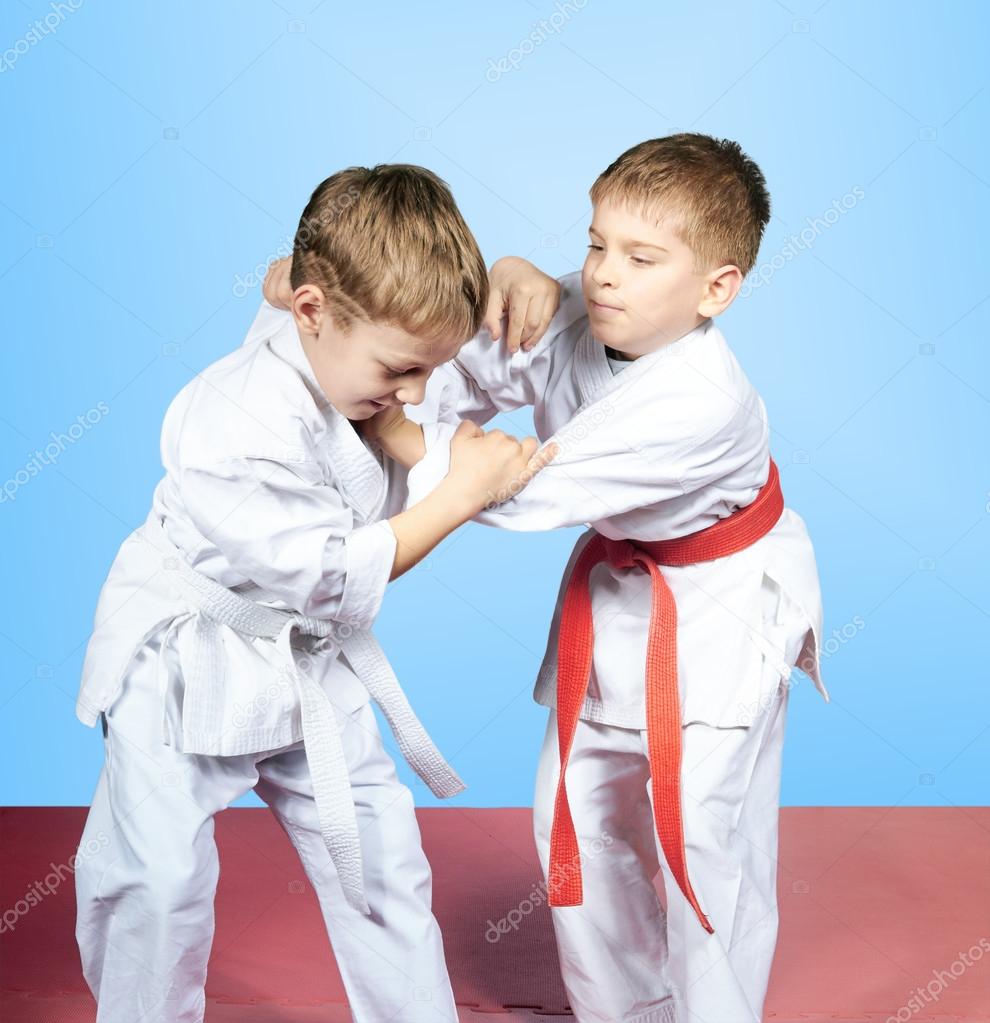 In karategi small children are training judo techniques — Stock Photo