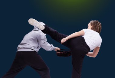 Yüksek tekme bacak kadın hırsız yendi