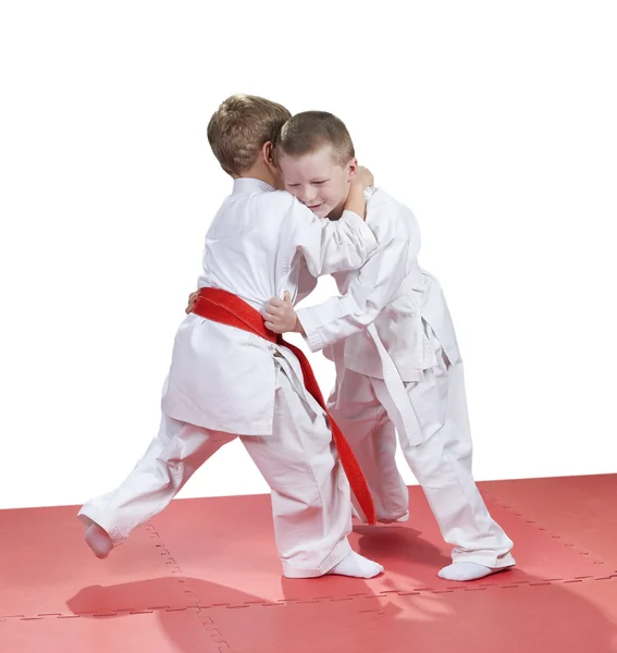 Los niños pequeños están entrenados en judo sparring en el jardín de infantes —  Fotos de Stock