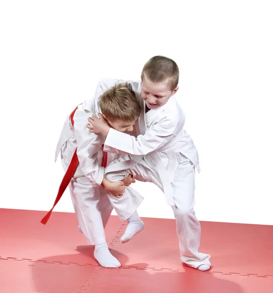 Judo-Technik trainiert Kinder im Kindergarten — Stockfoto