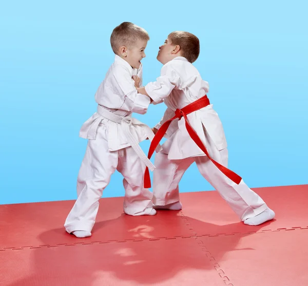 Judo sparring in perfoming young athletes — Stock Photo, Image