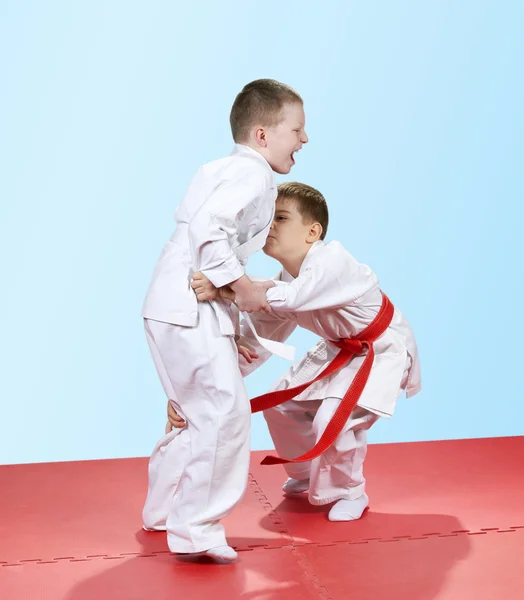 With a red belt athlete does capture the leg — Stock Photo, Image