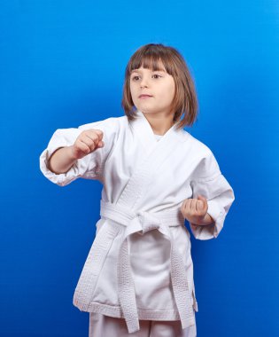 Mavi bir arka plan üzerinde sporcumuz kol yumruk atıyor.