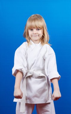 Bir kız karate rafa standları