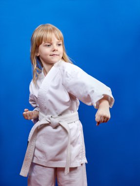 Karategi içinde küçük atlet yumruk atıyor.