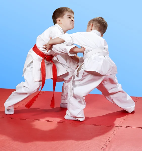 Dos niños están entrenando judo sparring — Foto de Stock