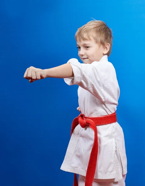 Niño con cinturón rojo golpea brazo golpe — Foto de Stock