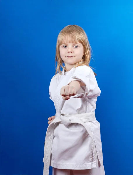 Golpe de brazo está golpeando a la pequeña deportista —  Fotos de Stock