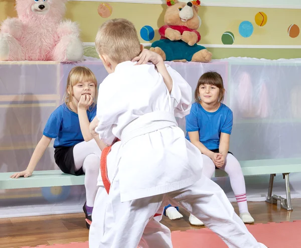 Meninas olhar para o sparring dois atletas — Fotografia de Stock