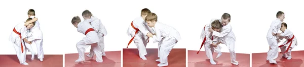 W przedszkolu dzieci są przeszkoleni judo sparingi kolaż — Zdjęcie stockowe