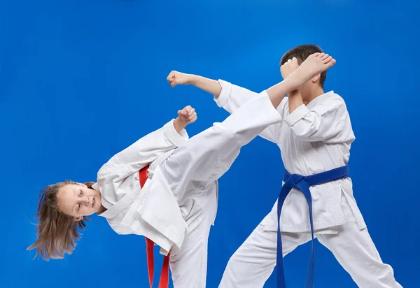 Punch braço e perna pontapé são atletas de treinamento — Fotografia de Stock