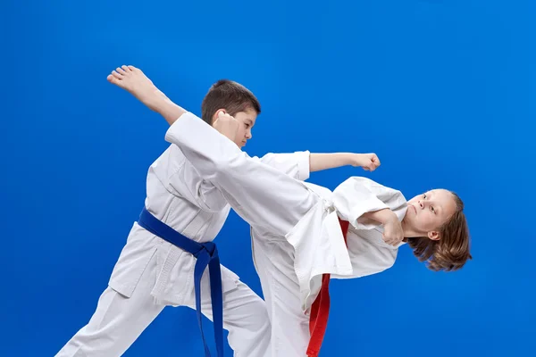 Los niños están golpeando golpes de karate —  Fotos de Stock