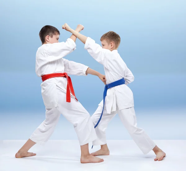 En karategi los chicos están entrenando golpes y bloques de karate — Foto de Stock